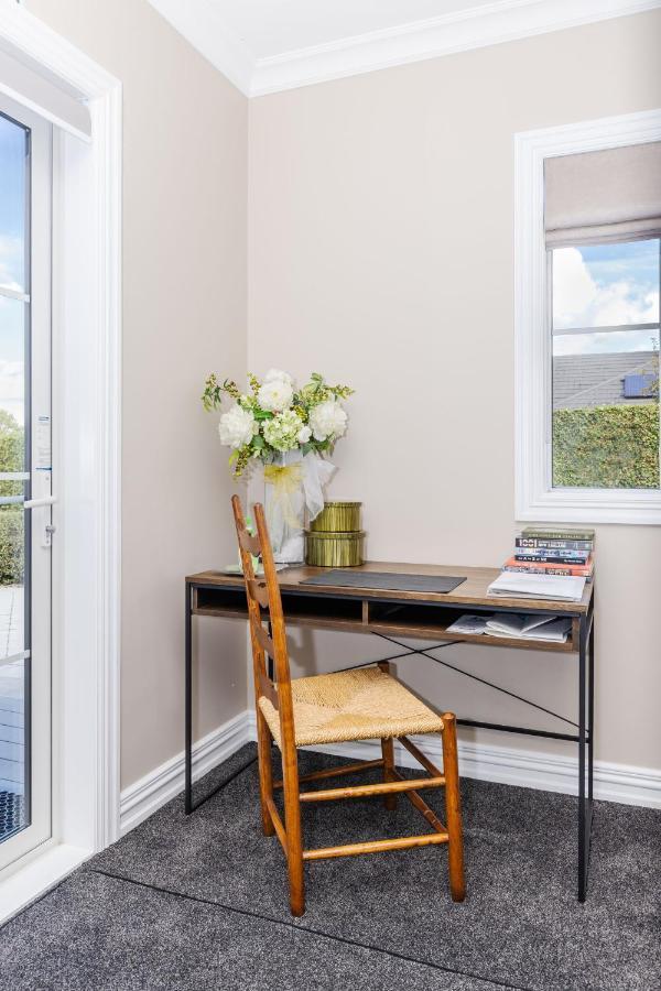 Sweet Magnolia 1 Or 2 Bedroom Suite St Kilda Cambridge With Complimentary Continental Breakfast Buitenkant foto