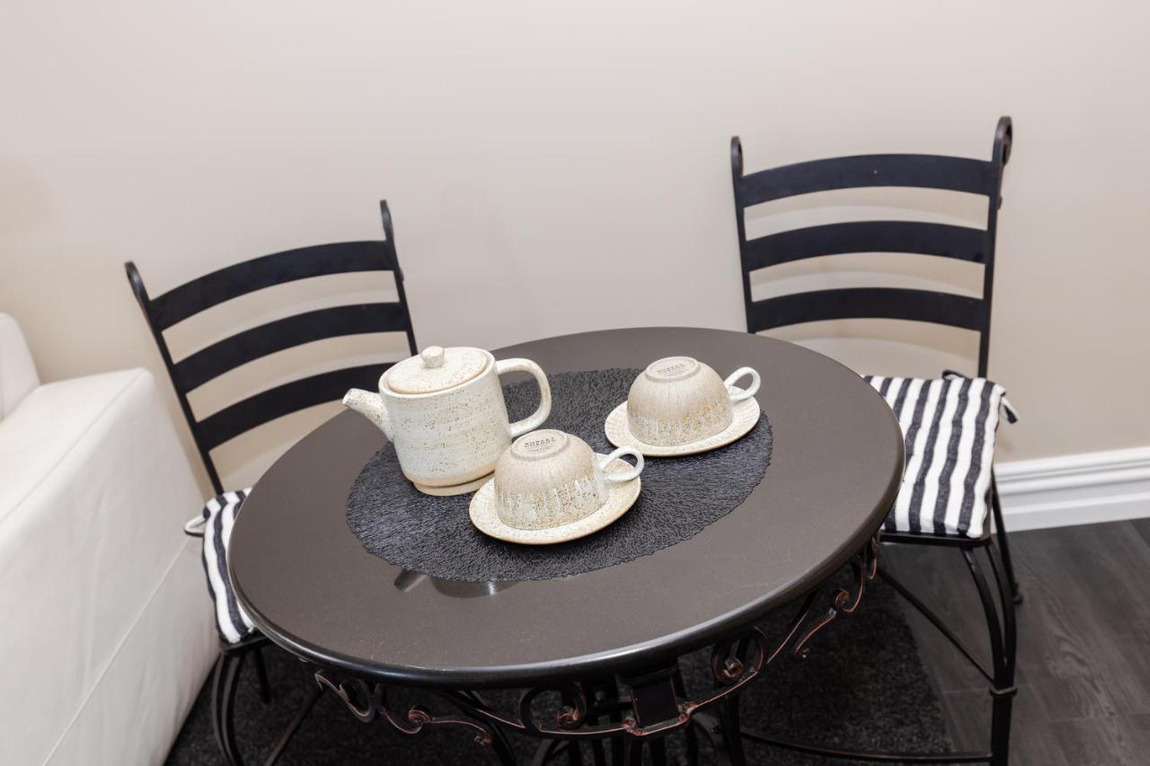 Sweet Magnolia 1 Or 2 Bedroom Suite St Kilda Cambridge With Complimentary Continental Breakfast Buitenkant foto